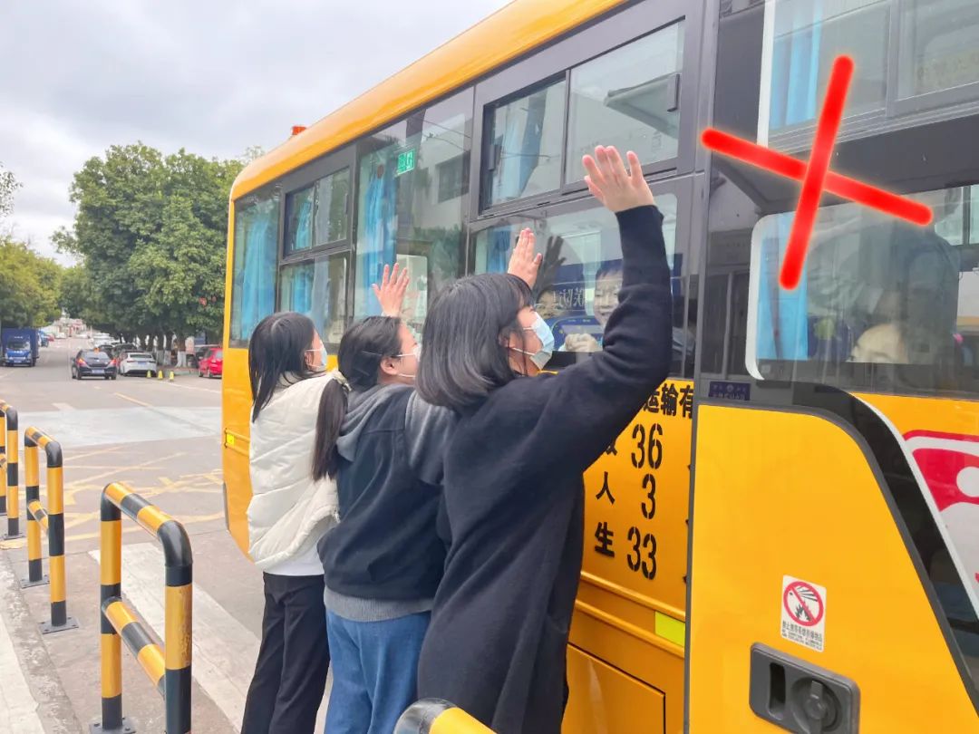 學(xué)生乘坐校車安全須知/ 圖片