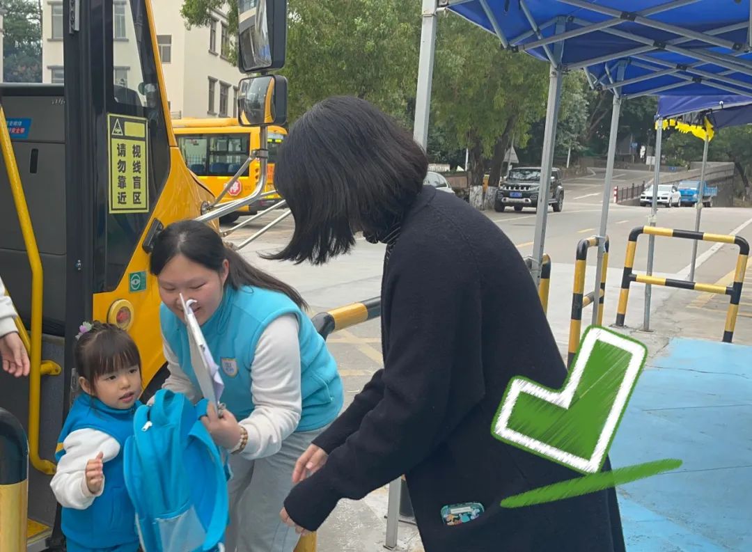 學(xué)生乘坐校車安全須知/ 圖片