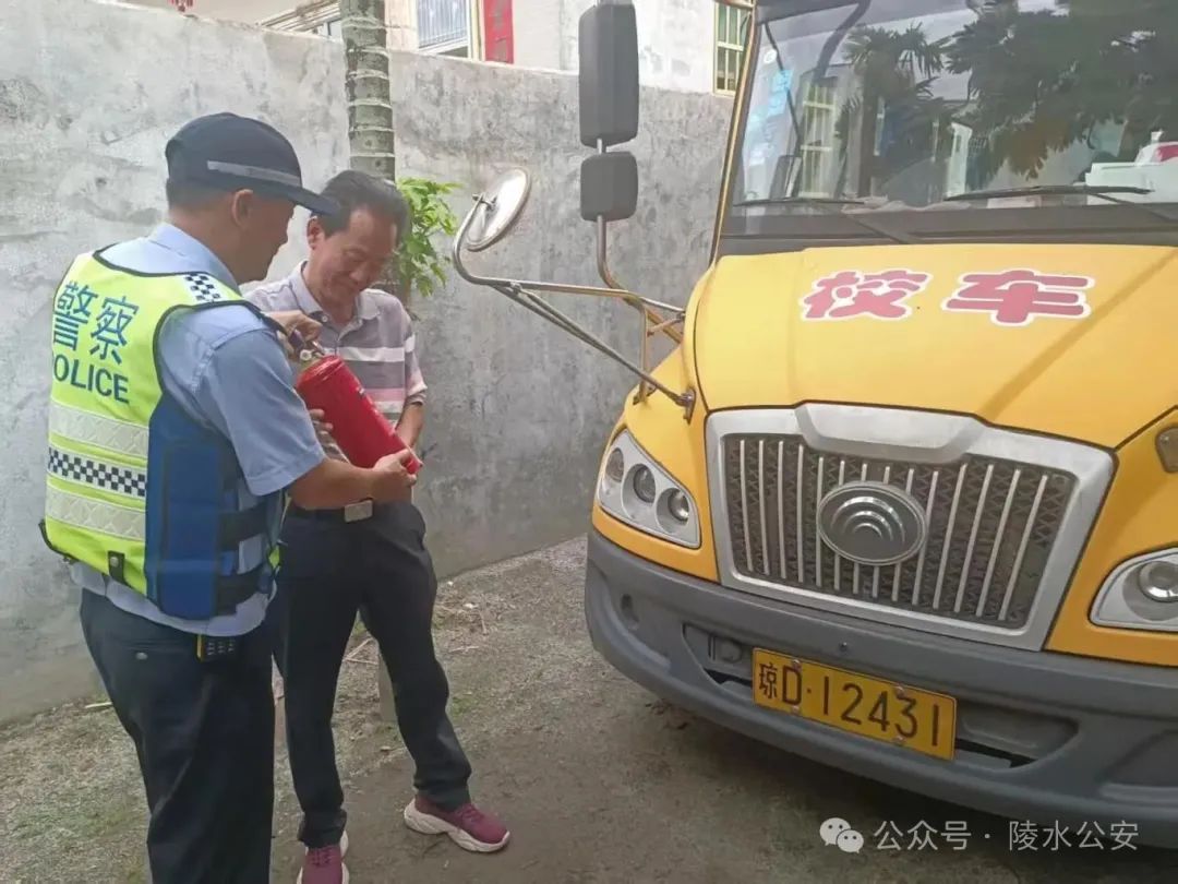 陵水公安交警開展暑期校車安全大檢查,擰緊校車出行“安全閥” 圖片