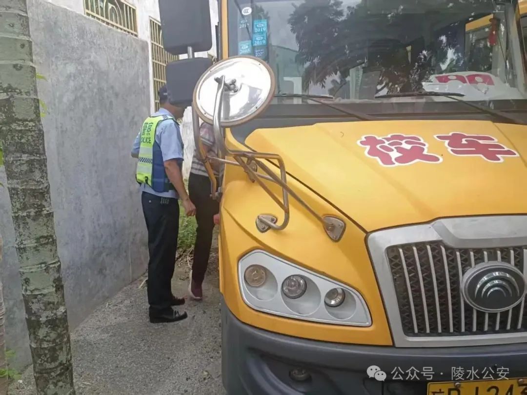 陵水公安交警開展暑期校車安全大檢查,擰緊校車出行“安全閥” 圖片