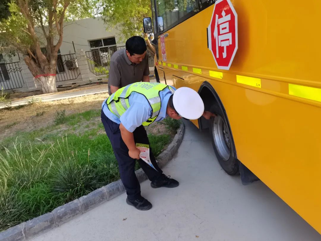 【七進宣傳】柳樹泉交警中隊進學校開展假期校車安全檢查 筑牢校車安全防線 圖片