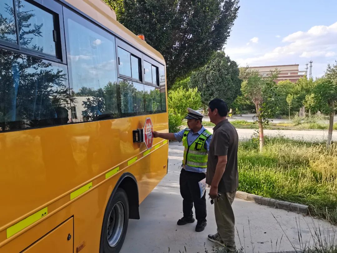 【七進宣傳】柳樹泉交警中隊進學校開展假期校車安全檢查 筑牢校車安全防線 圖片