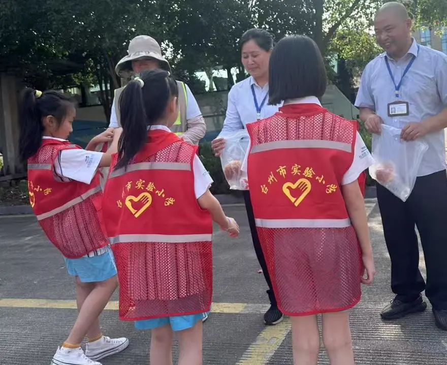 高溫與愛(ài)同行,清涼小使者與校車守護(hù)者的“雙向奔赴” 圖片