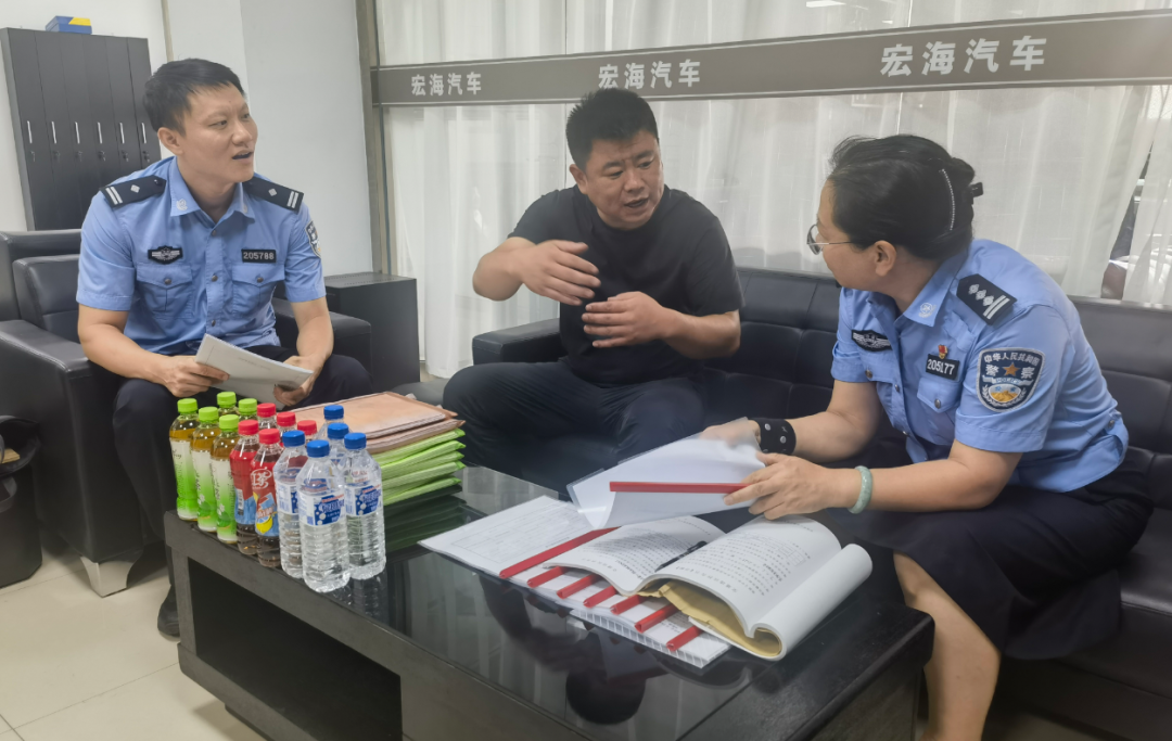 壓實主體責(zé)任 交警專項檢查校車企業(yè) 護航師生出行 圖片