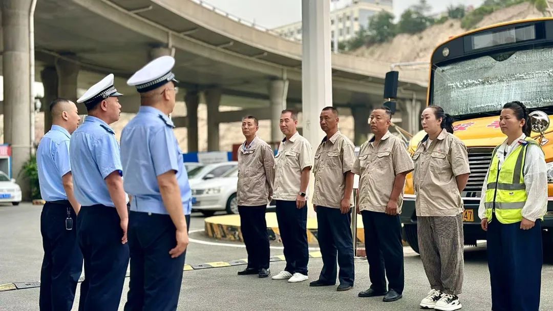 東崗交警大隊開展校車啟封檢查工作/ 圖片
