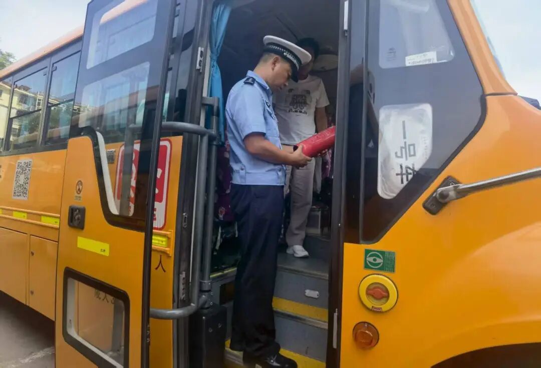 秋季開學(xué),你家孩子坐的校車被“查”了...... 秋季開學(xué),你家孩子坐的校車被“查”了......