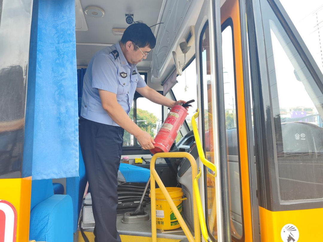 開學倒計時!鄭州交警多措并舉 為學生出行保駕護航 圖片