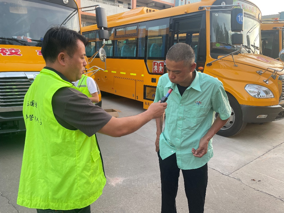 開學首日,3.8萬名學生乘佛汽校車返校 開學首日,3.8萬名學生乘佛汽校車返校