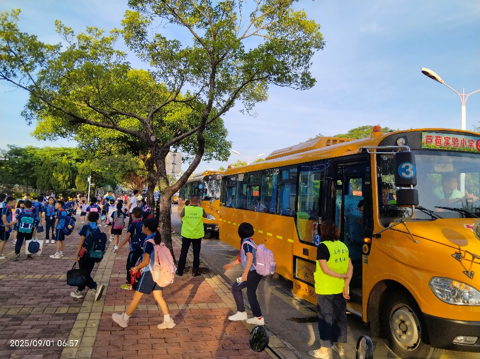 開學首日,3.8萬名學生乘佛汽校車返校 開學首日,3.8萬名學生乘佛汽校車返校