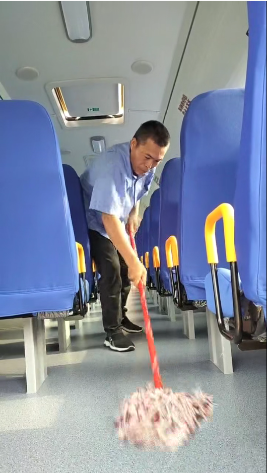 開學首日,3.8萬名學生乘佛汽校車返校 開學首日,3.8萬名學生乘佛汽校車返校