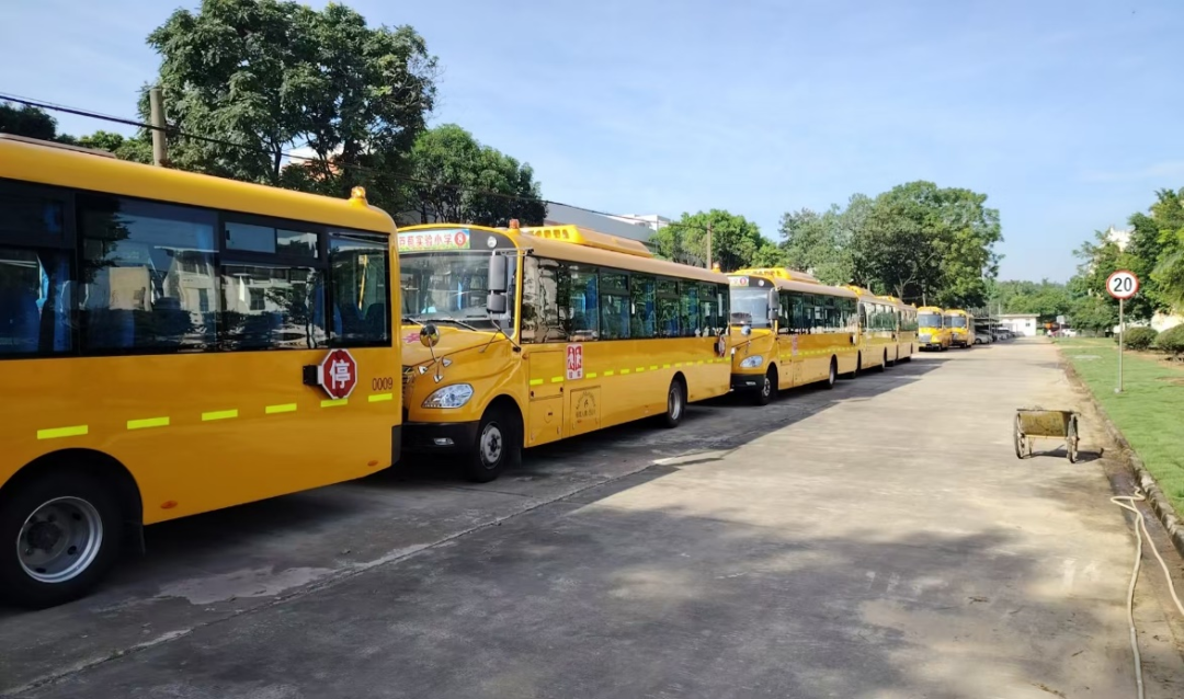 開學首日,3.8萬名學生乘佛汽校車返校 開學首日,3.8萬名學生乘佛汽校車返校