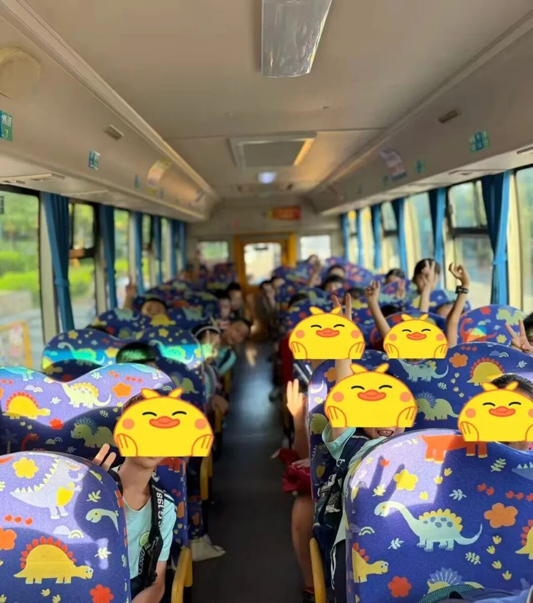 開學首日,3.8萬名學生乘佛汽校車返校 開學首日,3.8萬名學生乘佛汽校車返校