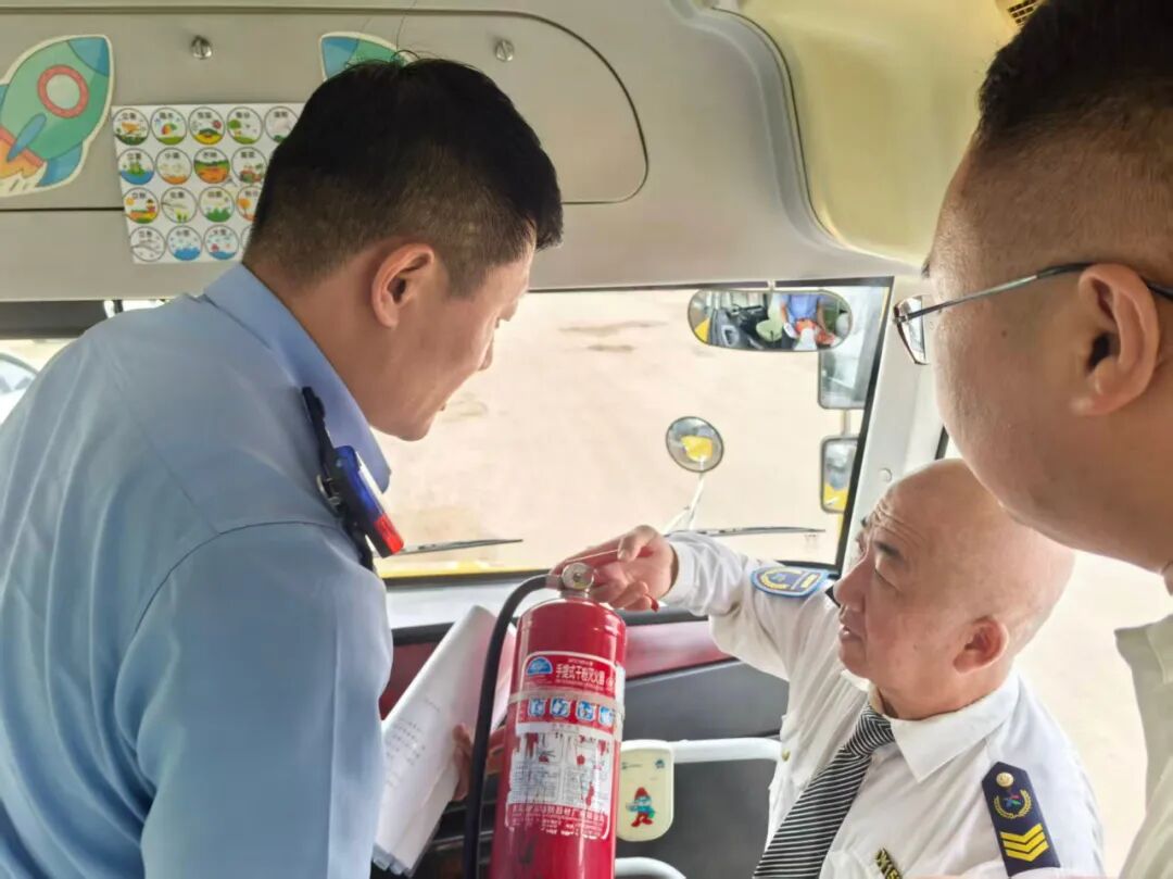 警企聯合,護航學子平安出行 警企聯合,護航學子平安出行