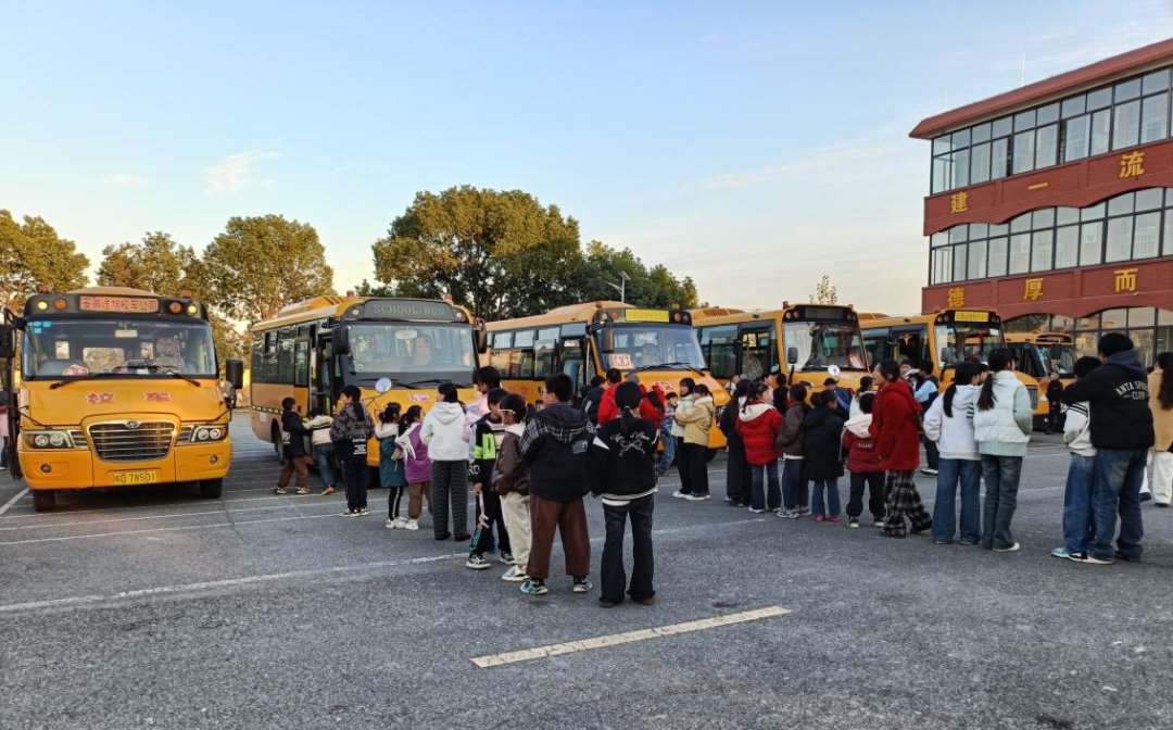 校車安全伴我行 | 鳳凰鎮中心學校校車逃生安全演練 圖片1.png