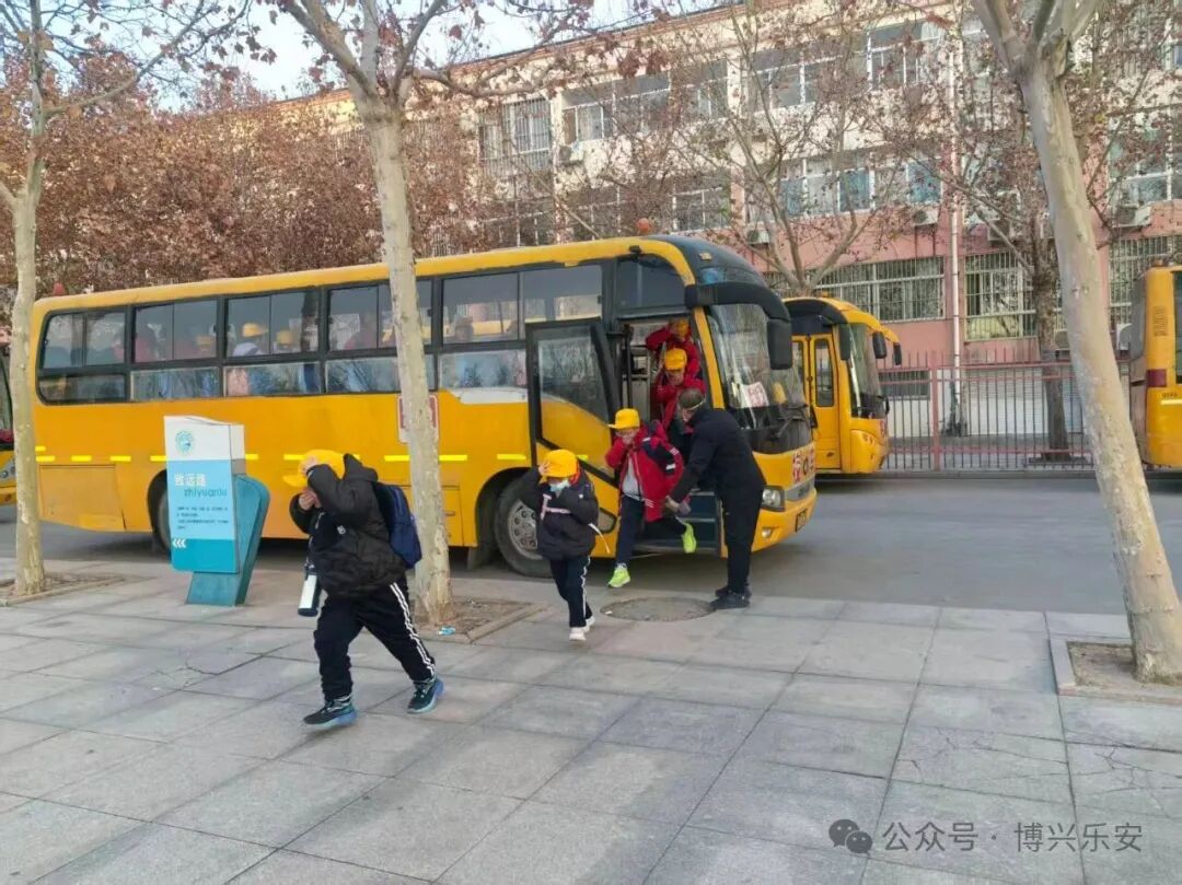 應(yīng)急演練不松懈,校車安全伴我行——山東博興樂(lè)安實(shí)驗(yàn)學(xué)校校車安全應(yīng)急演練 圖片