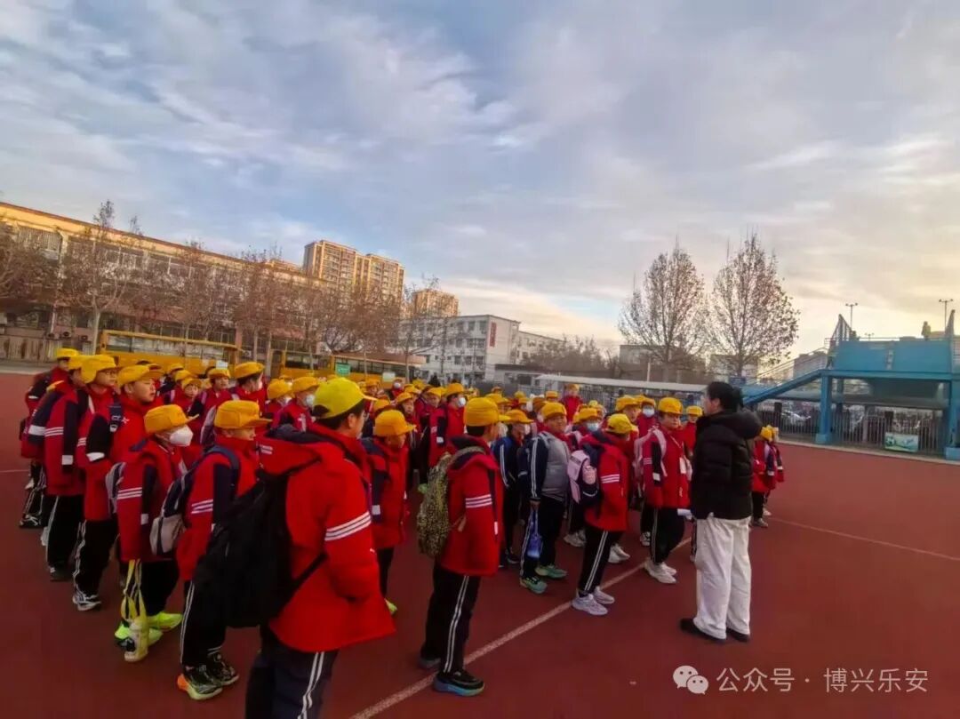 應(yīng)急演練不松懈,校車安全伴我行——山東博興樂(lè)安實(shí)驗(yàn)學(xué)校校車安全應(yīng)急演練 圖片