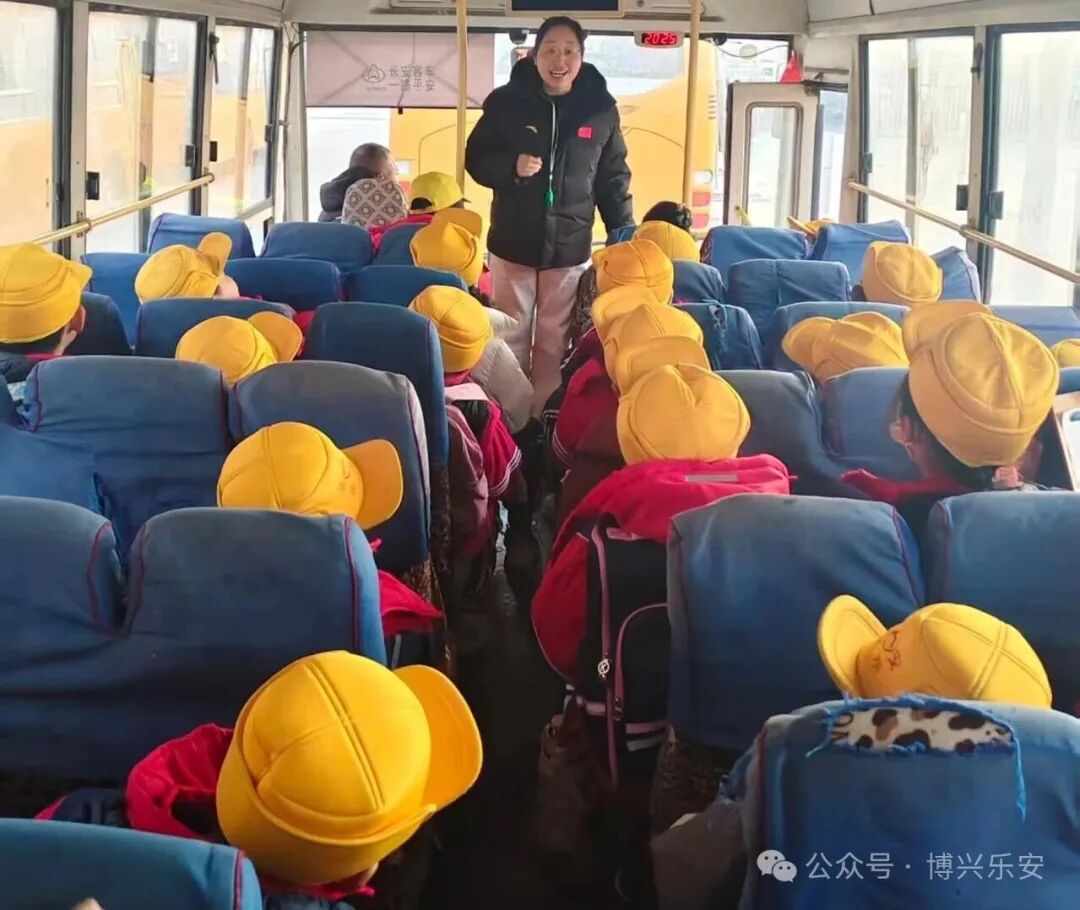 應(yīng)急演練不松懈,校車安全伴我行——山東博興樂(lè)安實(shí)驗(yàn)學(xué)校校車安全應(yīng)急演練 圖片
