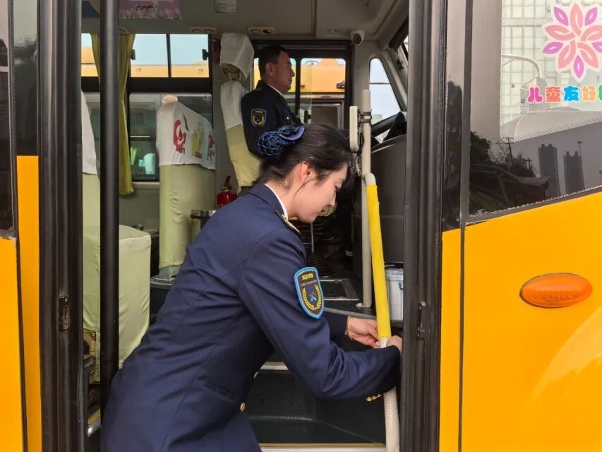 “大鼻子”校車做好“過冬”準備啦! “大鼻子”校車做好“過冬”準備啦!