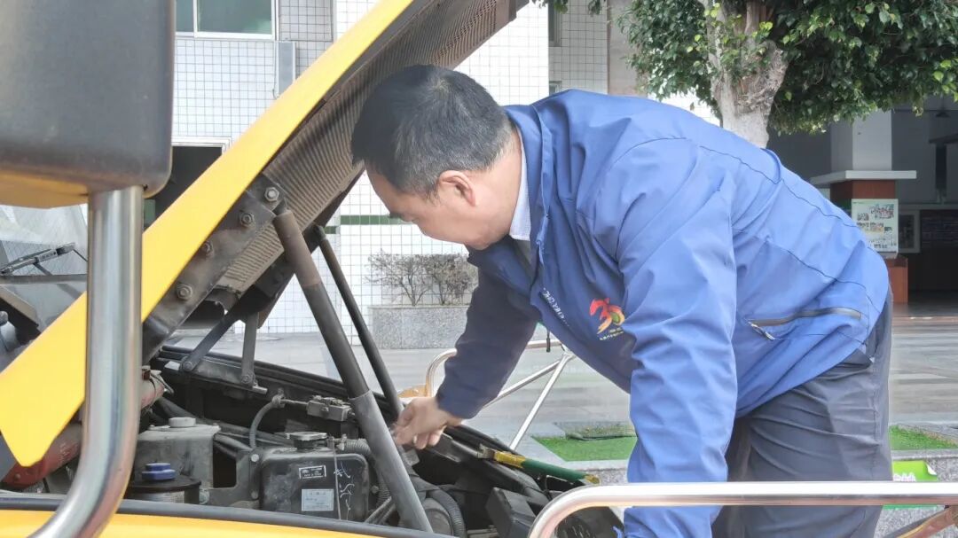 筑牢安全防線,守護成長之路——自然門實驗學校2025年秋季校車安全演練 筑牢安全防線,守護成長之路——自然門實驗學校2025年秋季校車安全演練