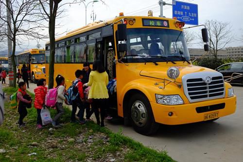 摸石頭過(guò)河 海格助力校車(chē)發(fā)展打造麗汽新品牌 摸石頭過(guò)河 海格助力校車(chē)發(fā)展打造麗汽新品牌