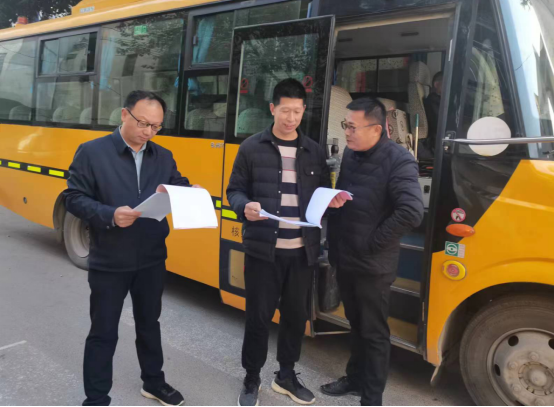 加強(qiáng)校車安全管理 護(hù)航學(xué)生成長(zhǎng)之路——宋埠鎮(zhèn)開展校車安全專項(xiàng)督查整治行動(dòng) 圖片