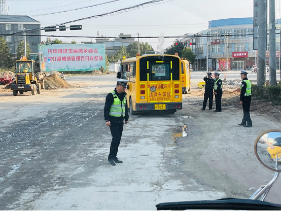 加強(qiáng)校車安全管理 護(hù)航學(xué)生成長(zhǎng)之路——宋埠鎮(zhèn)開展校車安全專項(xiàng)督查整治行動(dòng) 圖片