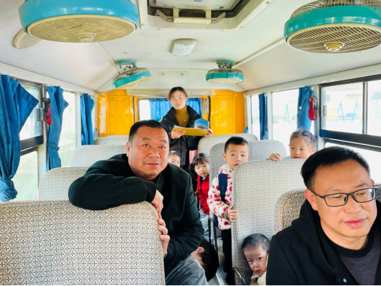 加強(qiáng)校車安全管理 護(hù)航學(xué)生成長(zhǎng)之路——宋埠鎮(zhèn)開展校車安全專項(xiàng)督查整治行動(dòng) 圖片