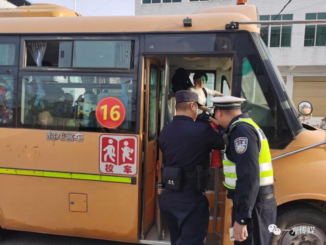 校車管理,安全第一——乘馬崗鎮開展校車安全專項督查整治行動 圖片