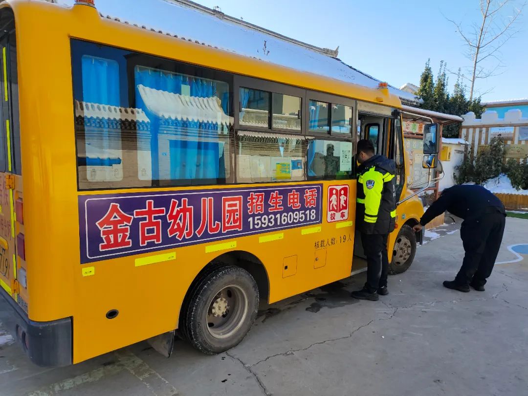 大廠交警擰緊校車交通“安全閥” 圖片