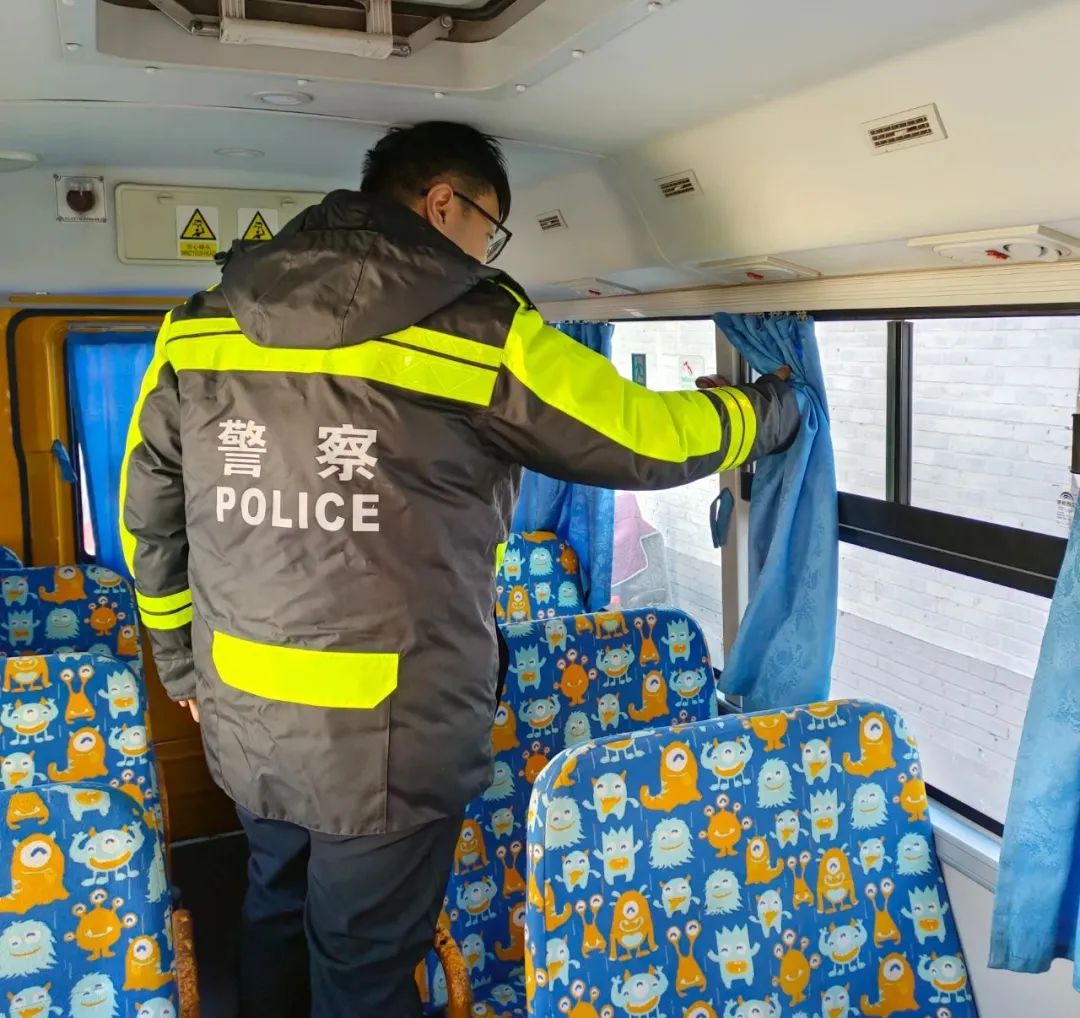 大廠交警擰緊校車交通“安全閥” 圖片