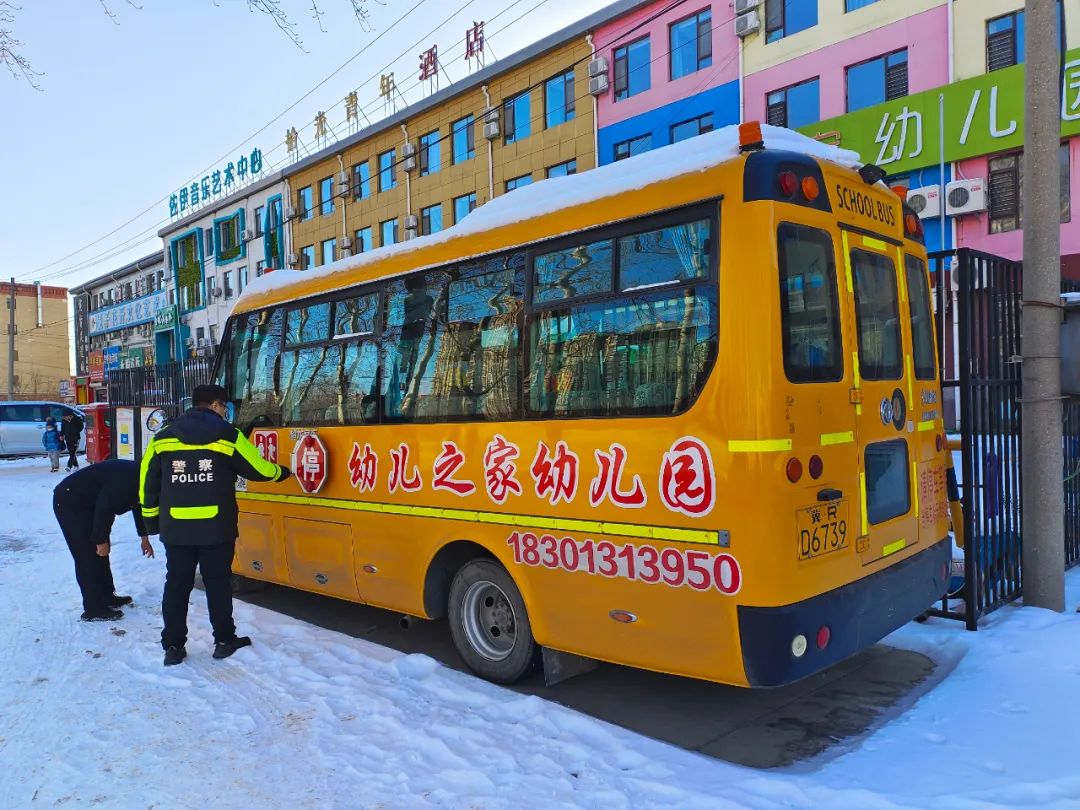 大廠交警擰緊校車交通“安全閥” 圖片