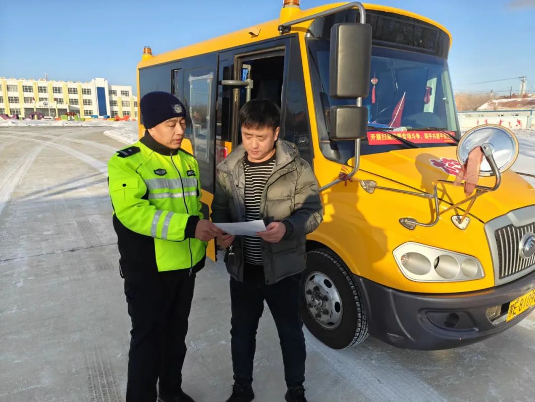 筑牢祖國北疆安全穩定屏障百日攻堅 | 扎賚諾爾公安分局交警開展校車安全大檢查 筑牢護學平安路 圖片