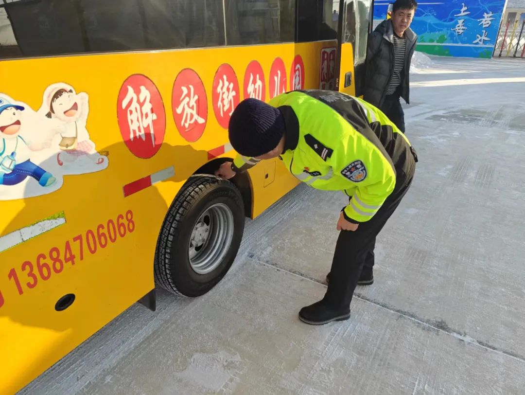 筑牢祖國北疆安全穩定屏障百日攻堅 | 扎賚諾爾公安分局交警開展校車安全大檢查 筑牢護學平安路 圖片