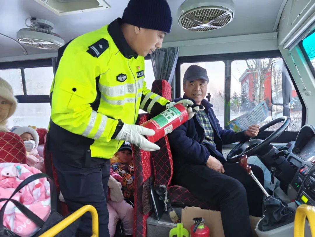 筑牢祖國北疆安全穩定屏障百日攻堅 | 扎賚諾爾公安分局交警開展校車安全大檢查 筑牢護學平安路 圖片