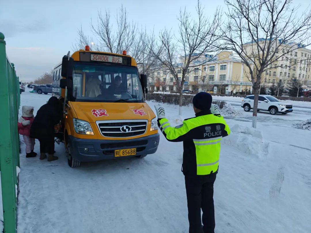 筑牢祖國北疆安全穩定屏障百日攻堅 | 扎賚諾爾公安分局交警開展校車安全大檢查 筑牢護學平安路 圖片