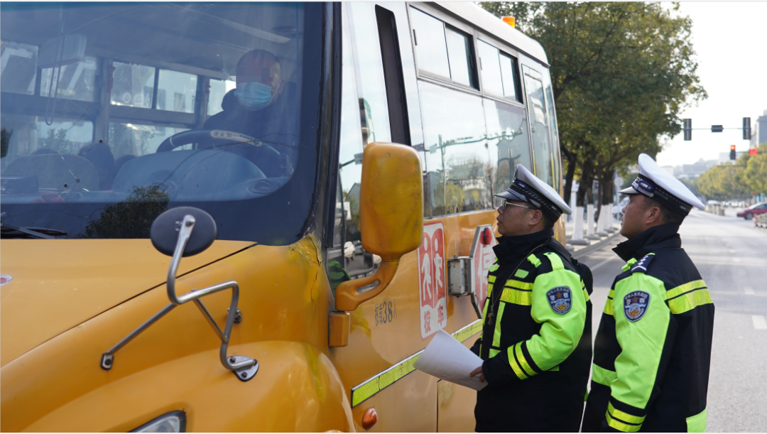上饒公安交警開展校車安全檢查 擰緊冬季校車出行“安全閥” 圖片