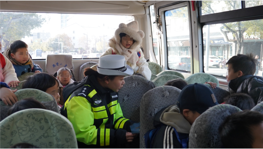 上饒公安交警開展校車安全檢查 擰緊冬季校車出行“安全閥” 圖片