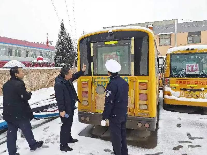 白水公安交警惡劣天氣把好校車安全關 護航學生平安路 圖片