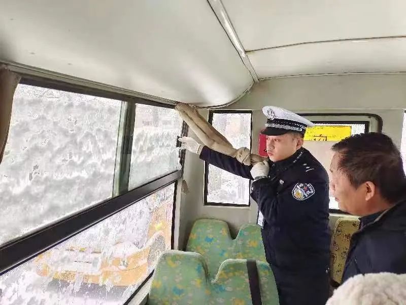 白水公安交警惡劣天氣把好校車安全關 護航學生平安路 圖片