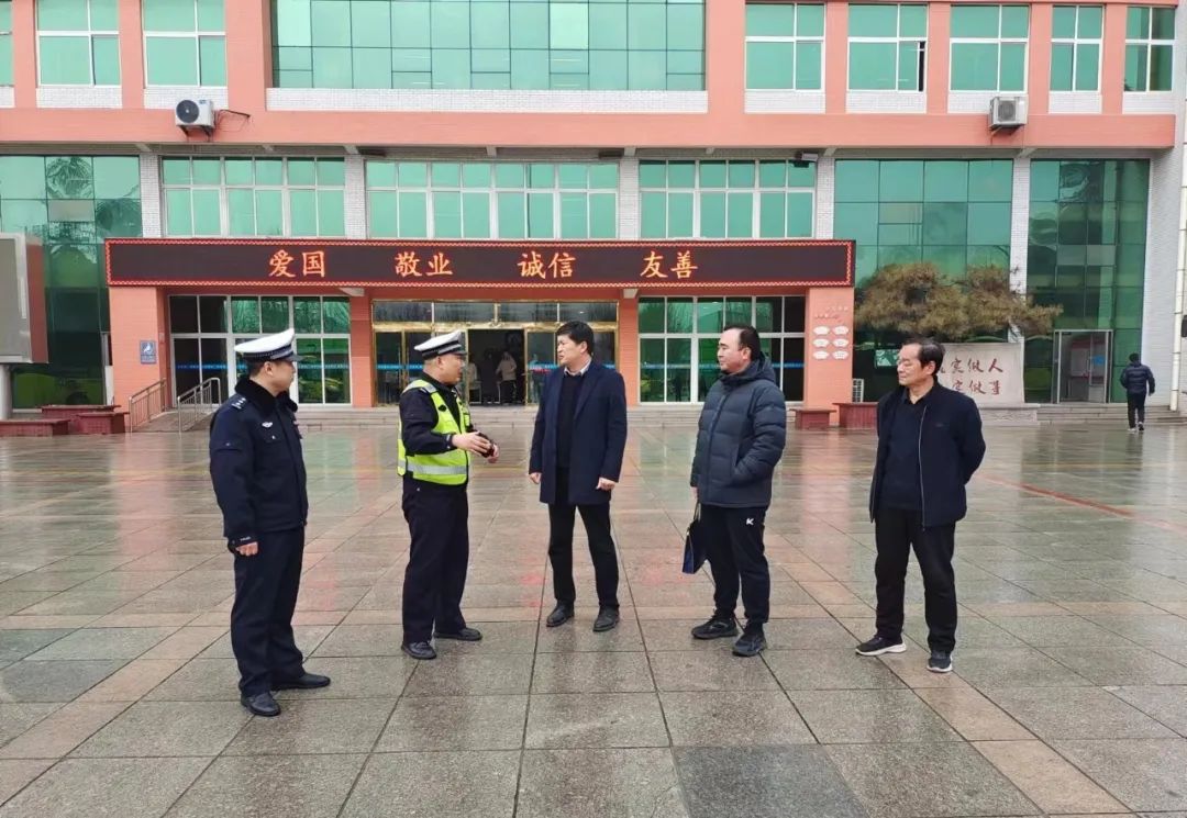 鄒平市黃山實驗小學順利通過春季校車安全專項督查/ 圖片