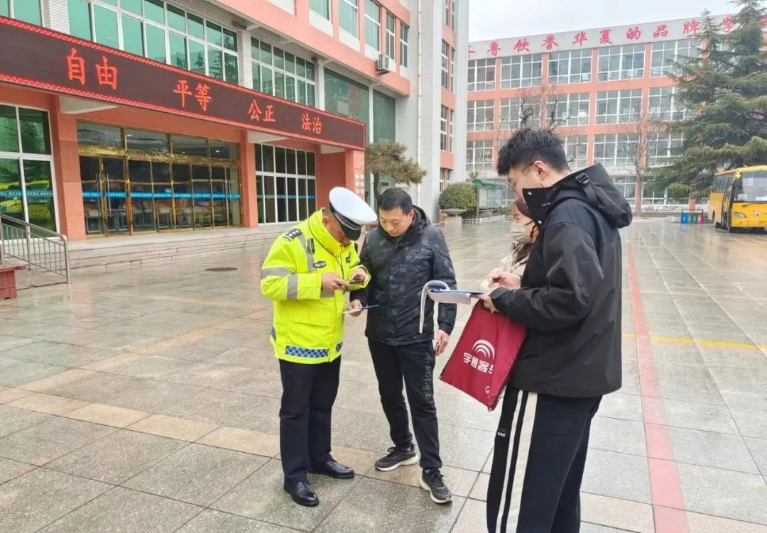 鄒平市黃山實驗小學順利通過春季校車安全專項督查/ 圖片