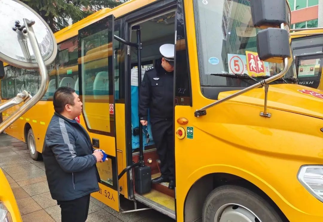 鄒平市黃山實驗小學順利通過春季校車安全專項督查/ 圖片