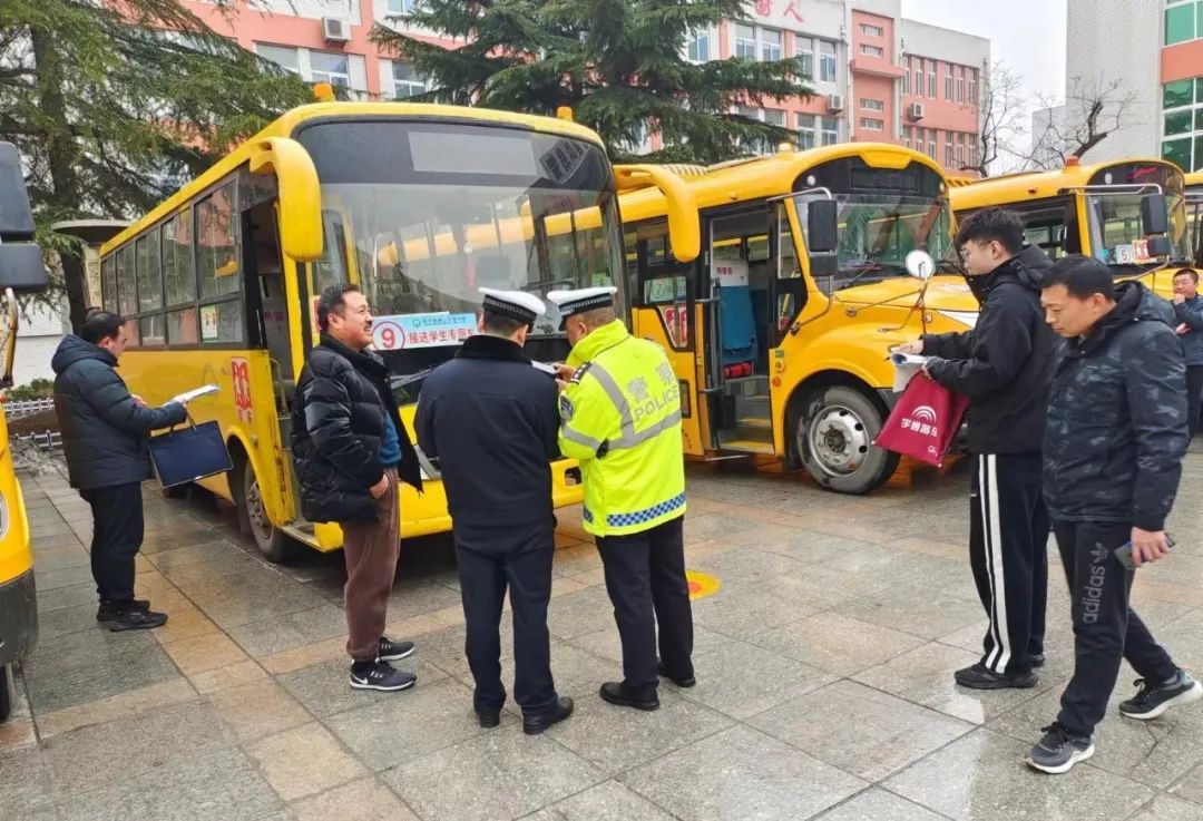 鄒平市黃山實驗小學順利通過春季校車安全專項督查/ 圖片