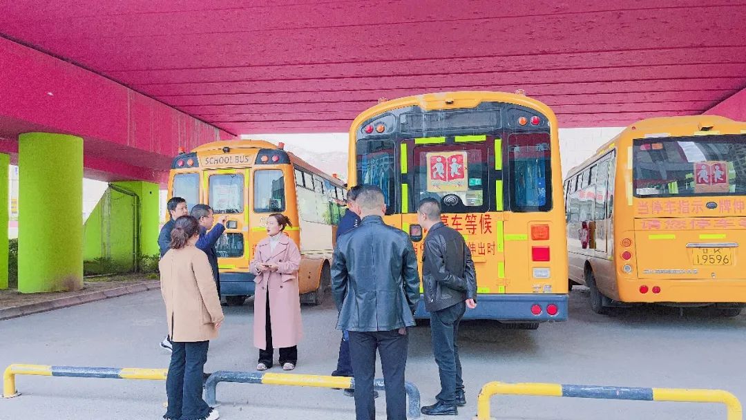 區教育局聯合開展校車安全“大檢查”,系緊學生“安全帶” 圖片