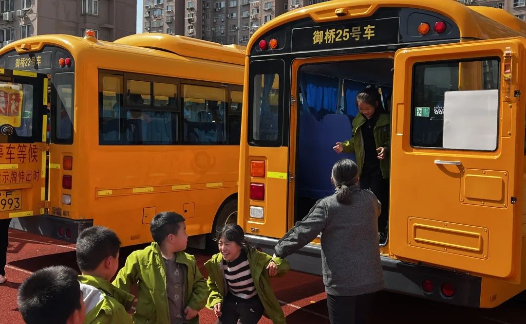 校車安全不松懈，平安乘車伴我行