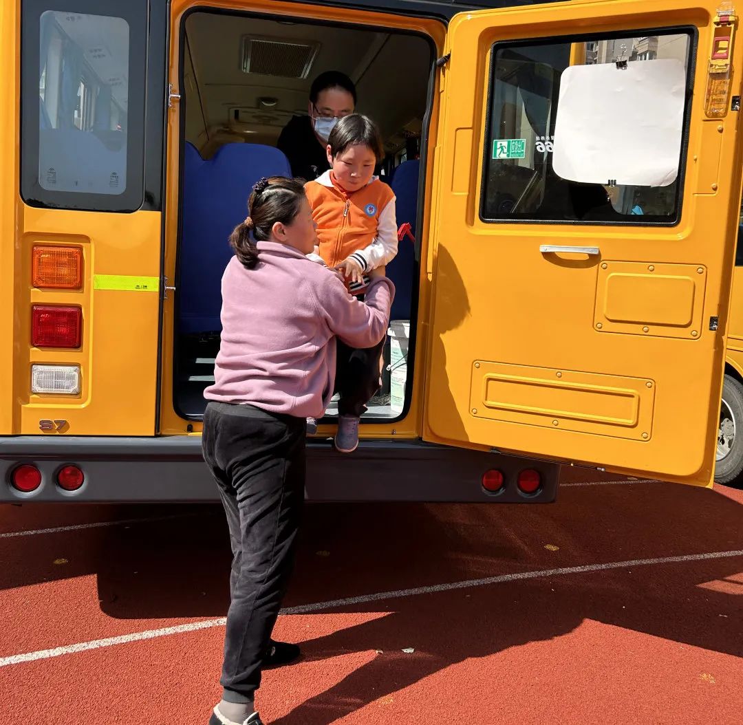 校車安全不松懈，平安乘車伴我行