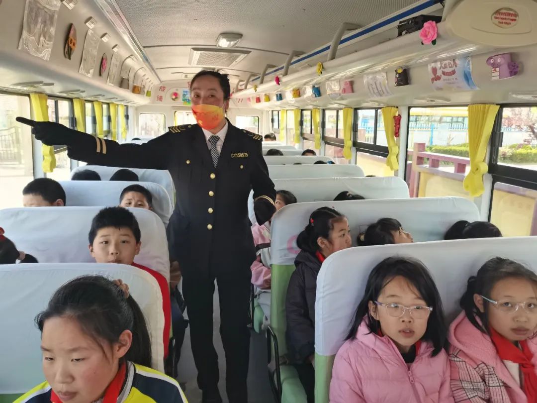 校車演練不松懈，安全意識筑心間——王家樓小學開展校車應急疏散演練活動