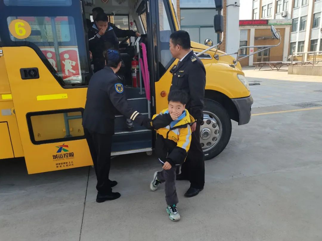 校車演練不松懈，安全意識筑心間——王家樓小學開展校車應急疏散演練活動