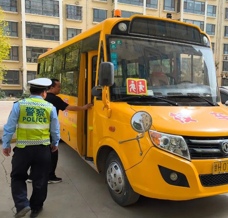 強化校車安全“大檢查”,擰緊校車出行“安全閥” 強化校車安全“大檢查”,擰緊校車出行“安全閥”