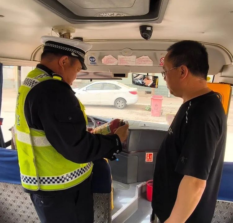 強化校車安全“大檢查”,擰緊校車出行“安全閥” 強化校車安全“大檢查”,擰緊校車出行“安全閥”